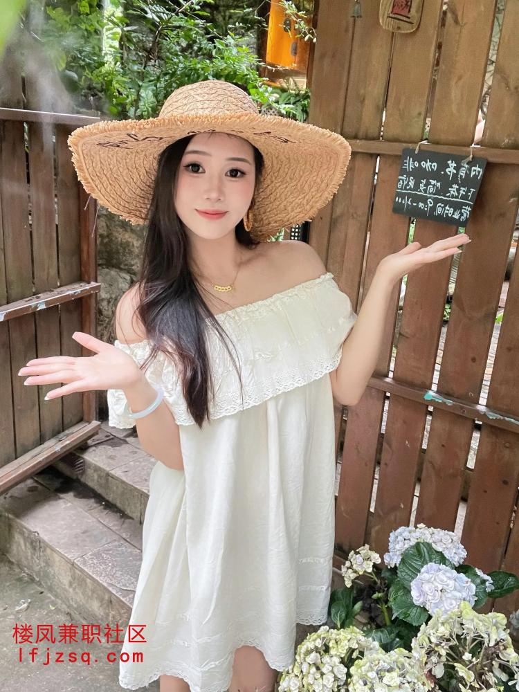 开朗紧致美女，三点粉嫩