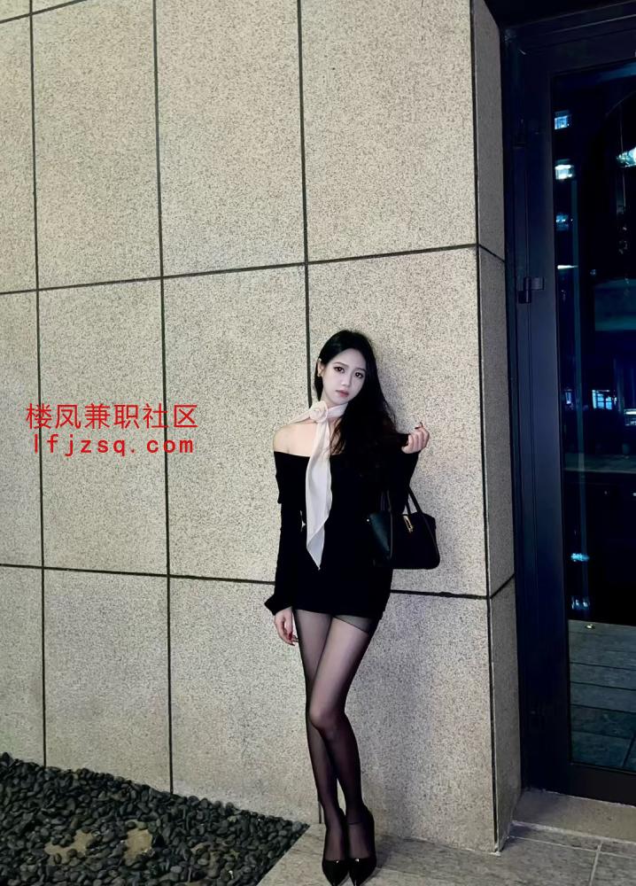 开朗紧致美女，三点粉嫩