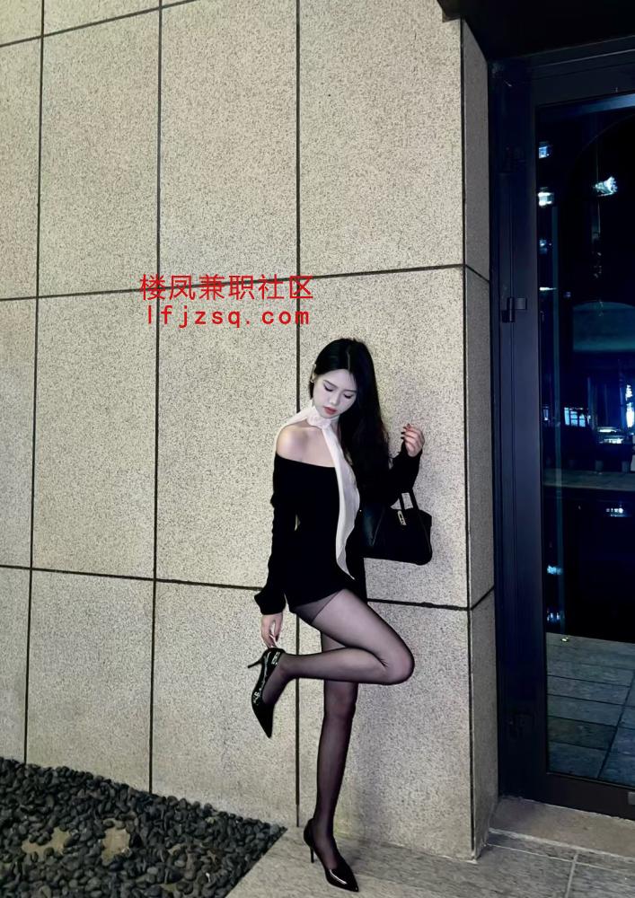开朗紧致美女，三点粉嫩