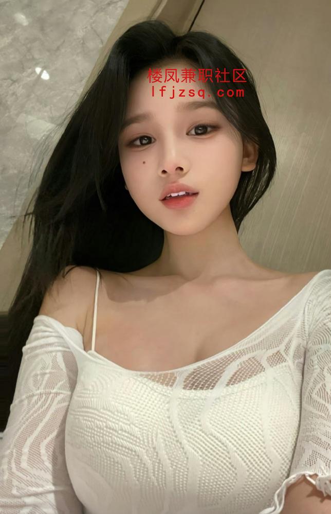 玩的很开的小美胸大水多