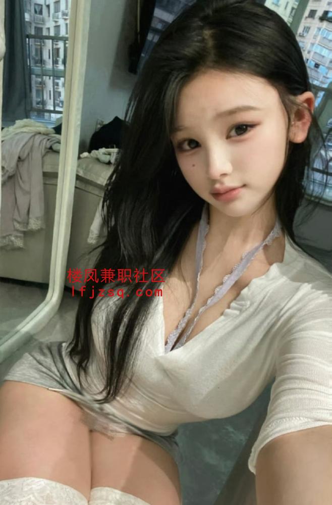 玩的很开的小美胸大水多