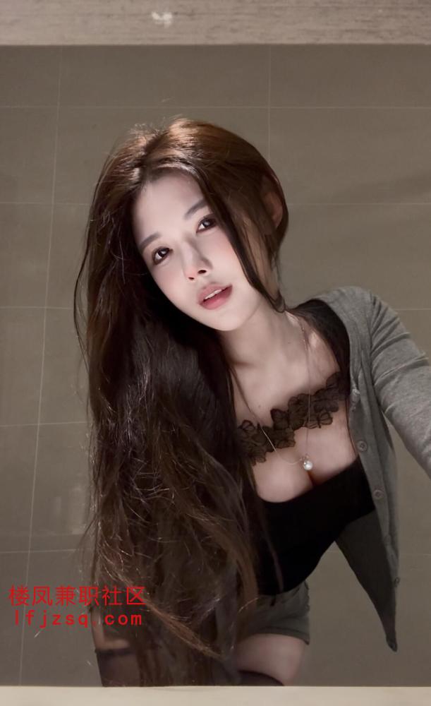 黑丝制服跪着舔肉棒打桩桩