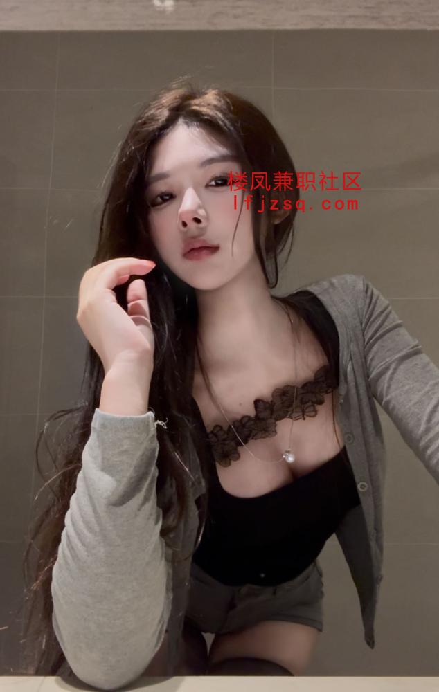 黑丝制服跪着舔肉棒打桩桩