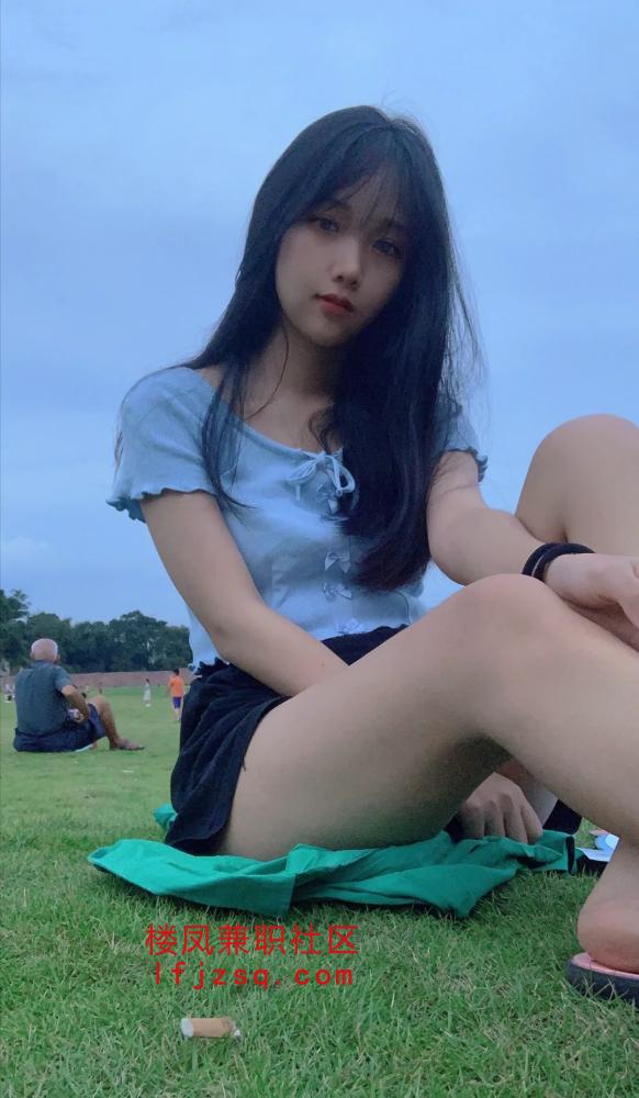 粉嫩高挑学妹兼职