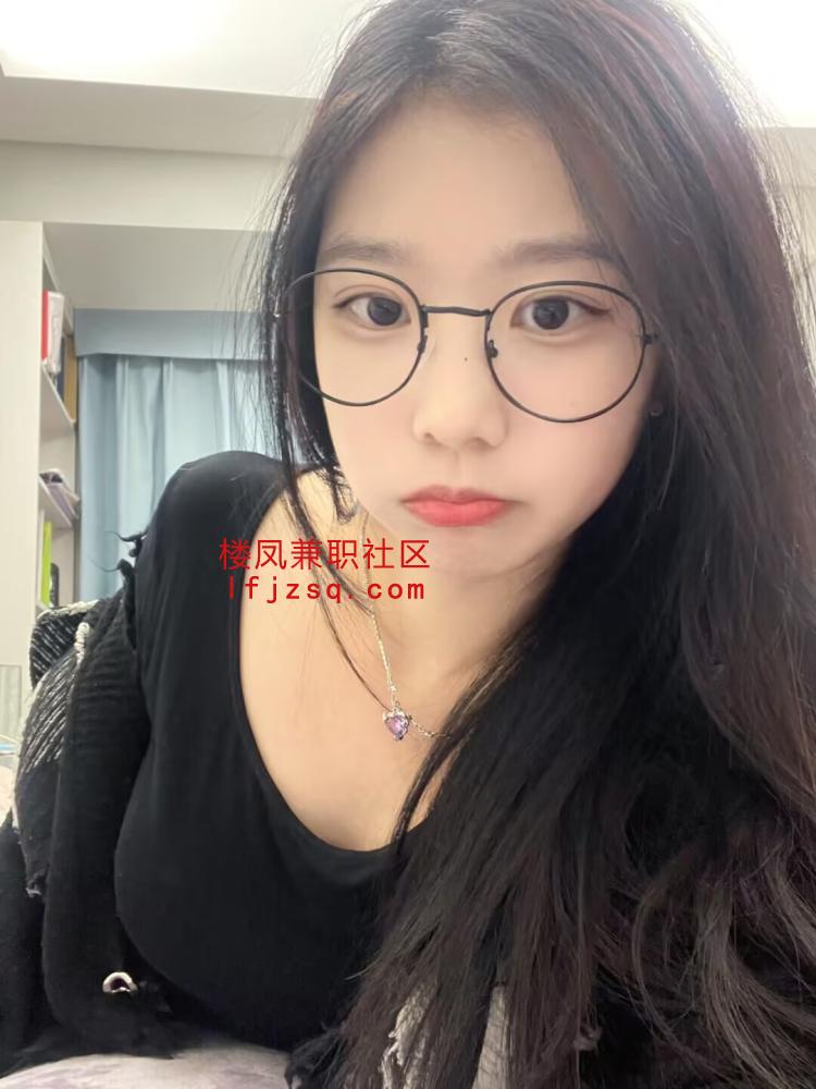 南山反差眼镜妹