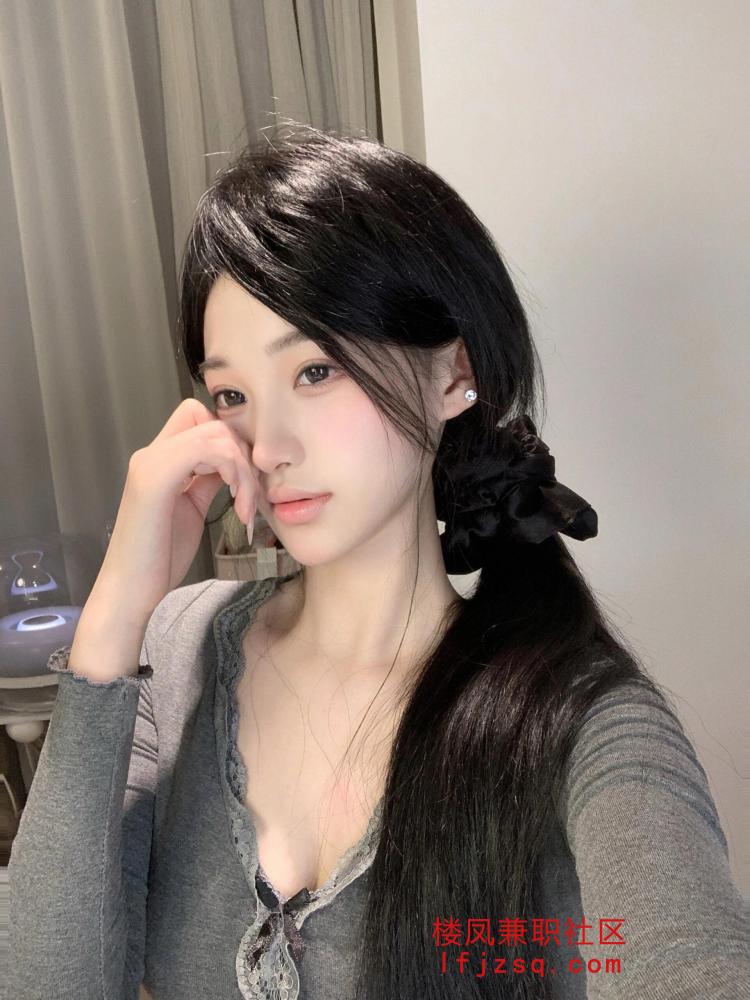 身材惹火风骚小妹
