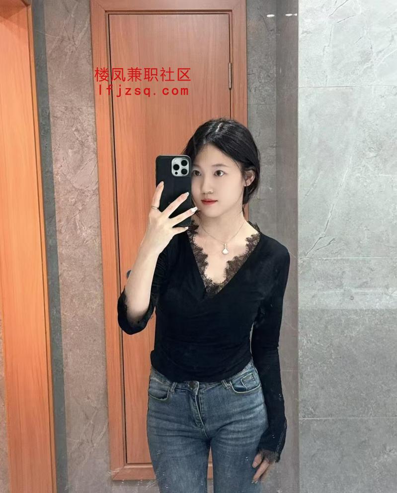 身材娇小，瓜子脸的哇塞小姐姐