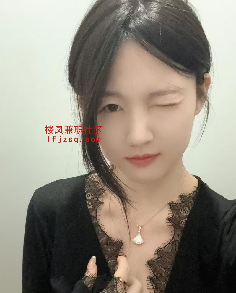 身材娇小，瓜子脸的哇塞小姐姐