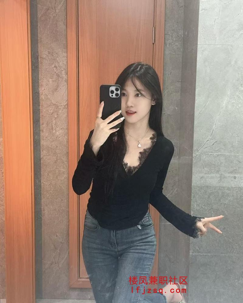 身材娇小，瓜子脸的哇塞小姐姐