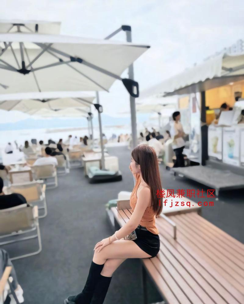 反差嫩妹鲍鱼逼很紧