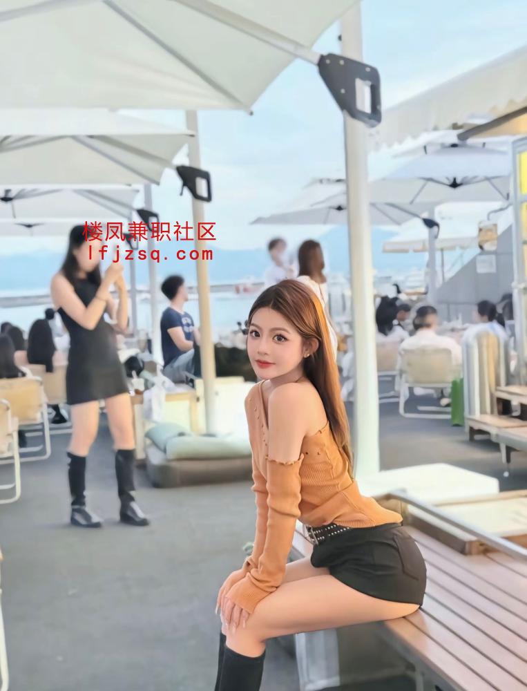 反差嫩妹鲍鱼逼很紧