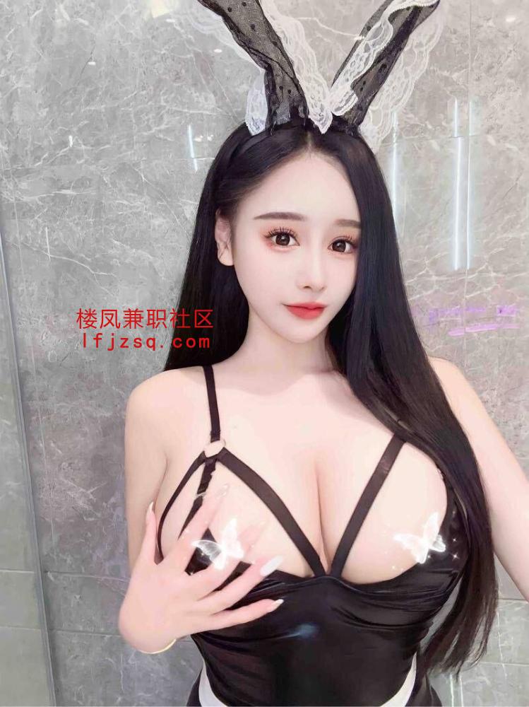 粉嫩白虎翘臀黑丝女神