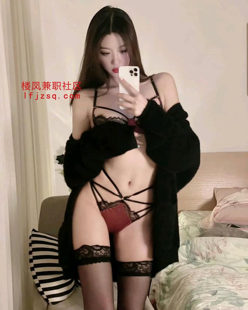 高颜值美女深喉喉舔脚