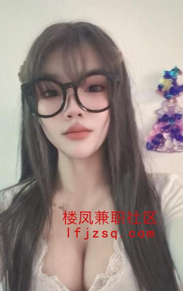 一个特别娇小的姑娘