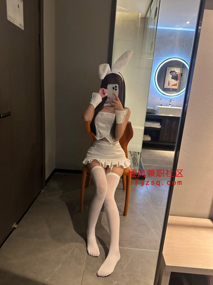 学生妹兼职粉鲍鱼多水服务好敏感体质