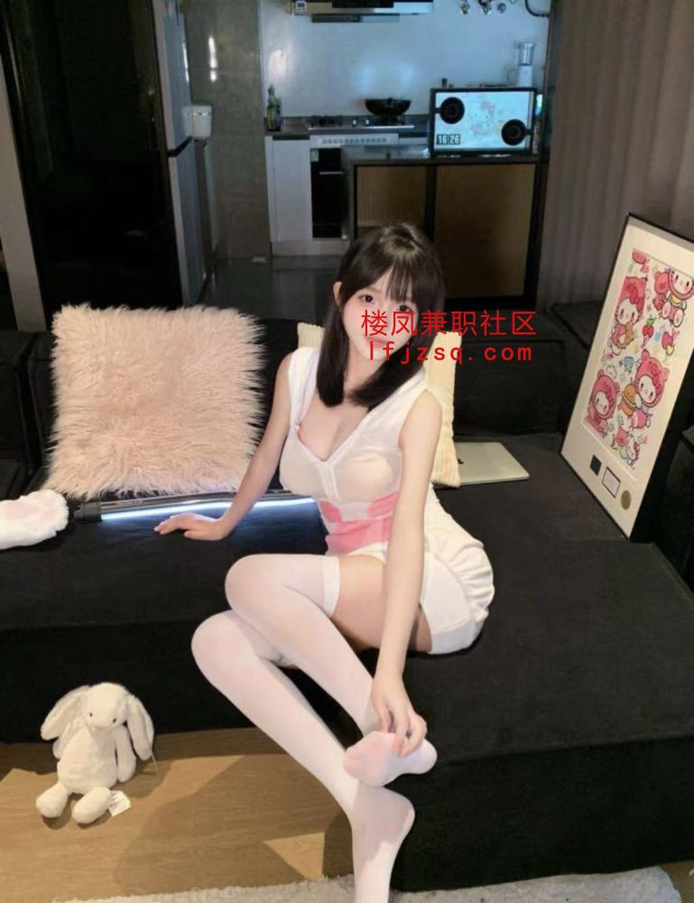 清纯甜美学妹短期兼职