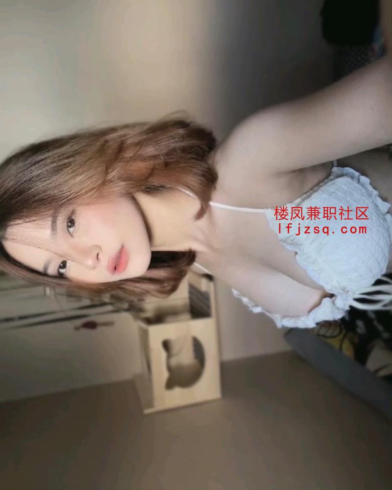 嫩妹逼紧水多还粉