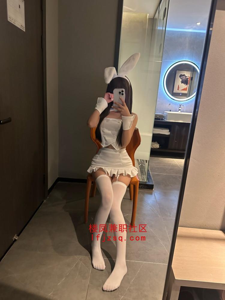 嫩妹粉嫩鲍鱼多水全套服务