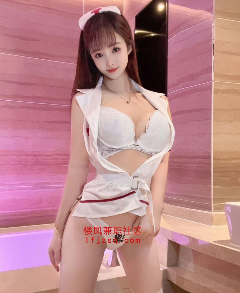 胸有质量黑洞紧致小美