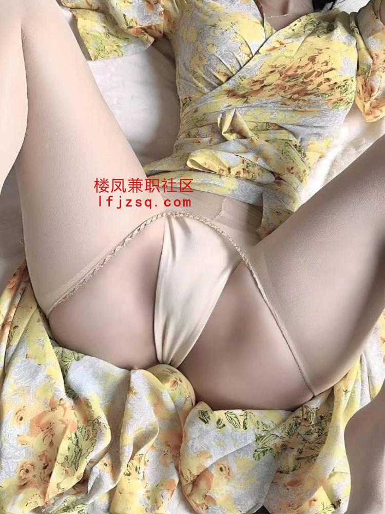深圳刚下海小妹性格温柔 迷情投入粉嫩桃穴，极度敏感易湿