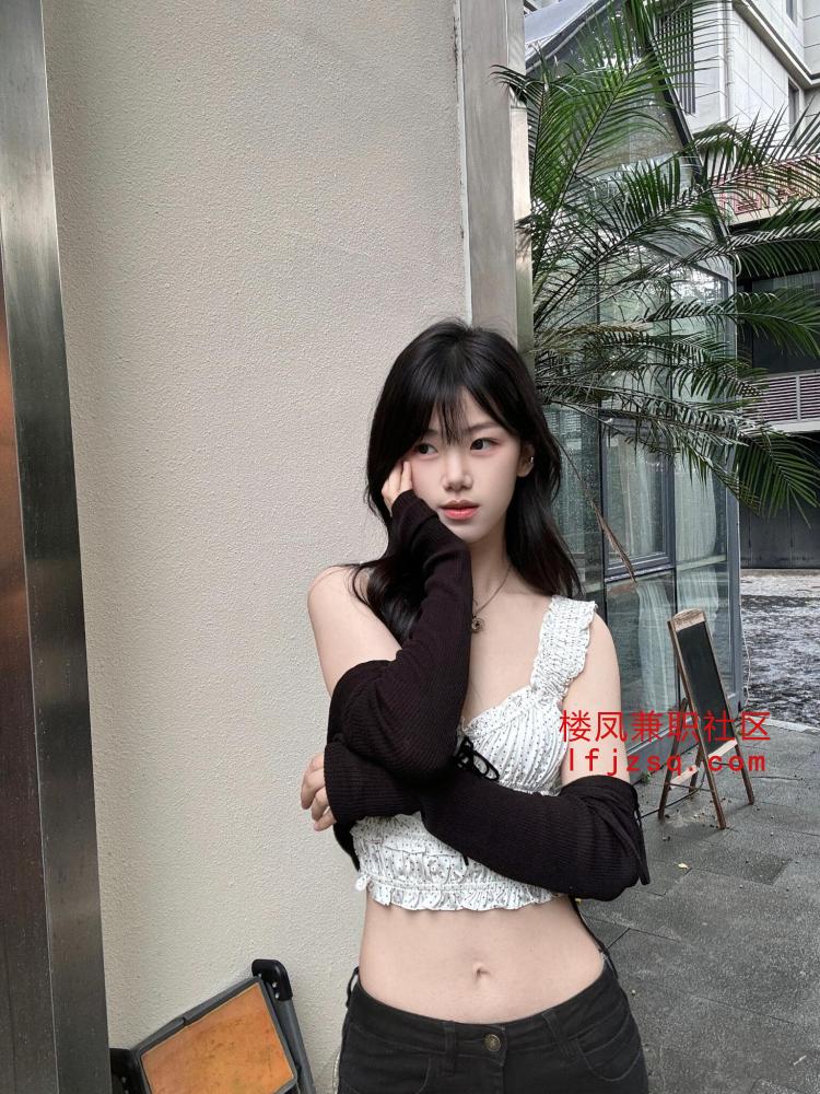 年轻小姑娘柔韧性足