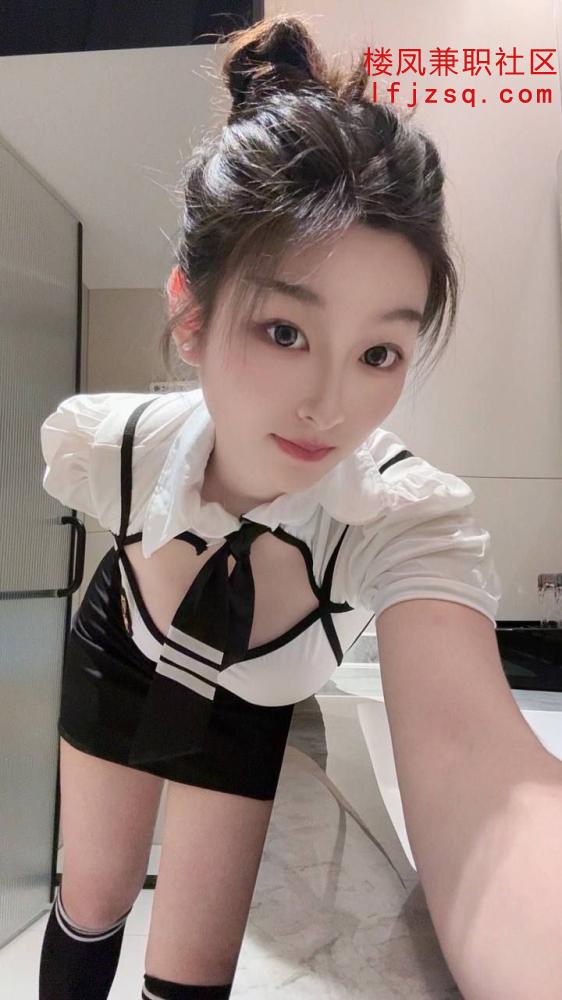 白嫩D胸美女抽插起来水多直喷