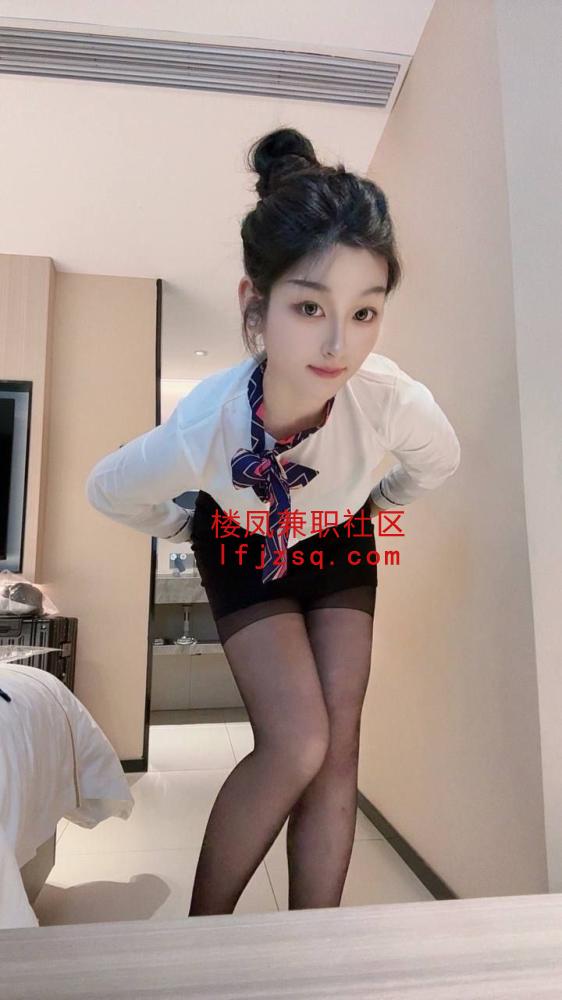 白嫩D胸美女抽插起来水多直喷