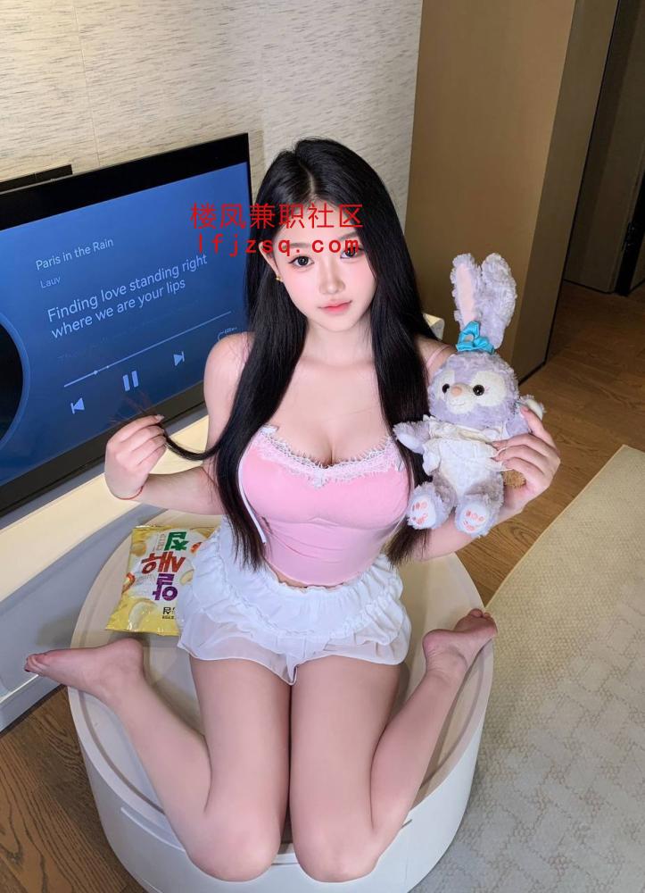 粉嫩一线天蜜桃臀白皙嫩妹