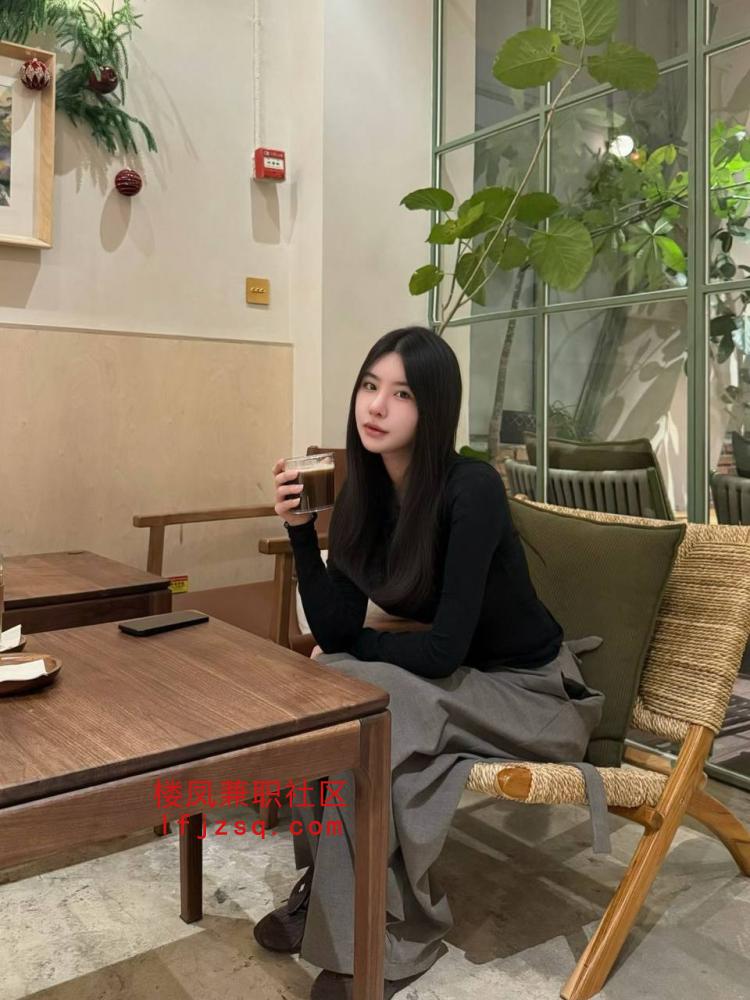 宜昌市超美舞蹈老师身材前凸后翘看着十分有感觉，口活挺不错的，蛋蛋舔的特别舒畅