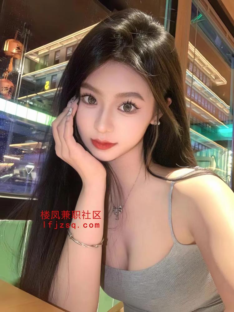 性感粉嫩骚妹，翘臀胸大屁