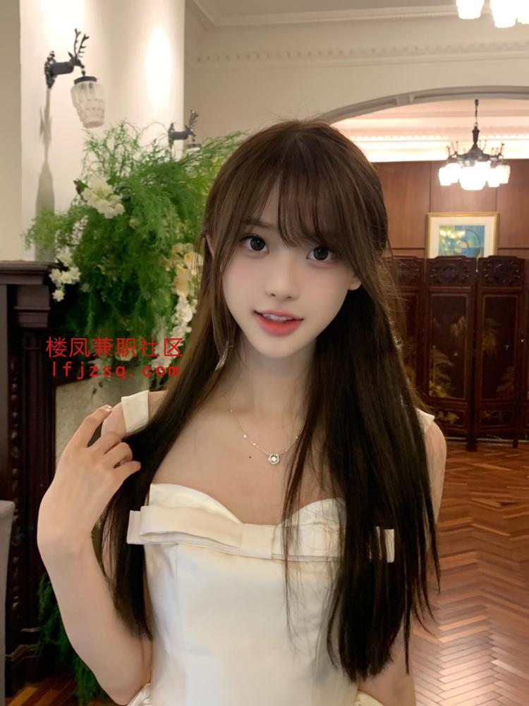 南宁性感尤物，一线天嫩妹子