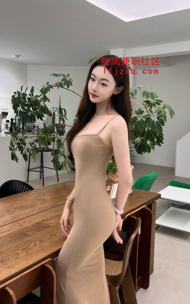 前凸后翘身材小妹