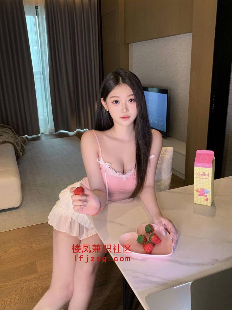 新乡娇躯灵动奶大水多十分诱人小妖精