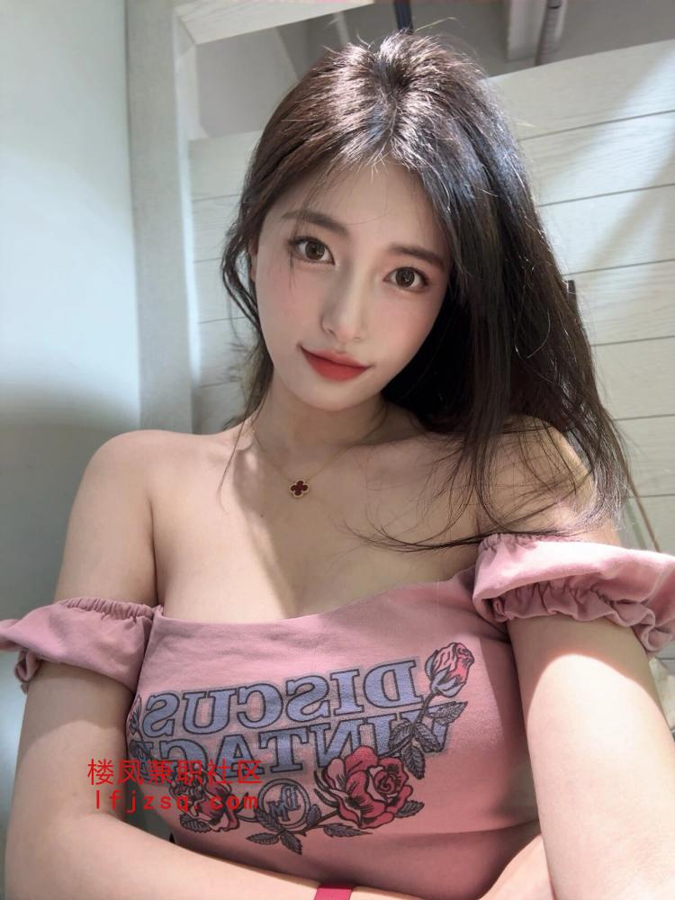 皮肤白嫩大波颜值嫩妹