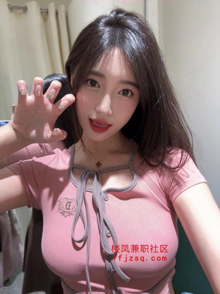 皮肤白嫩大波颜值嫩妹