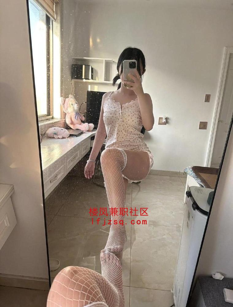 成都极品高颜值多汁白虎性感小骚货