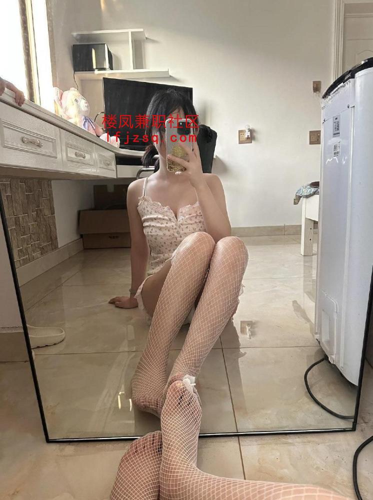 成都极品高颜值多汁白虎性感小骚货