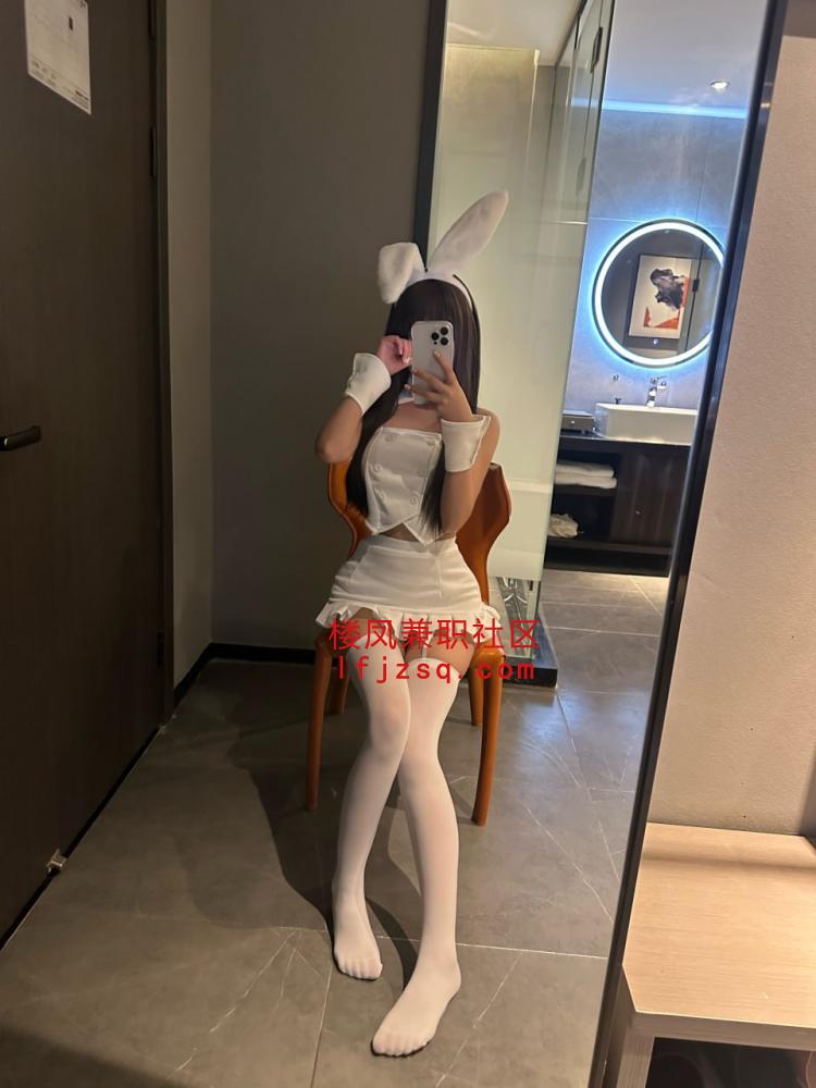 兼职少女粉嫩鲍鱼多水性欲强全套服务