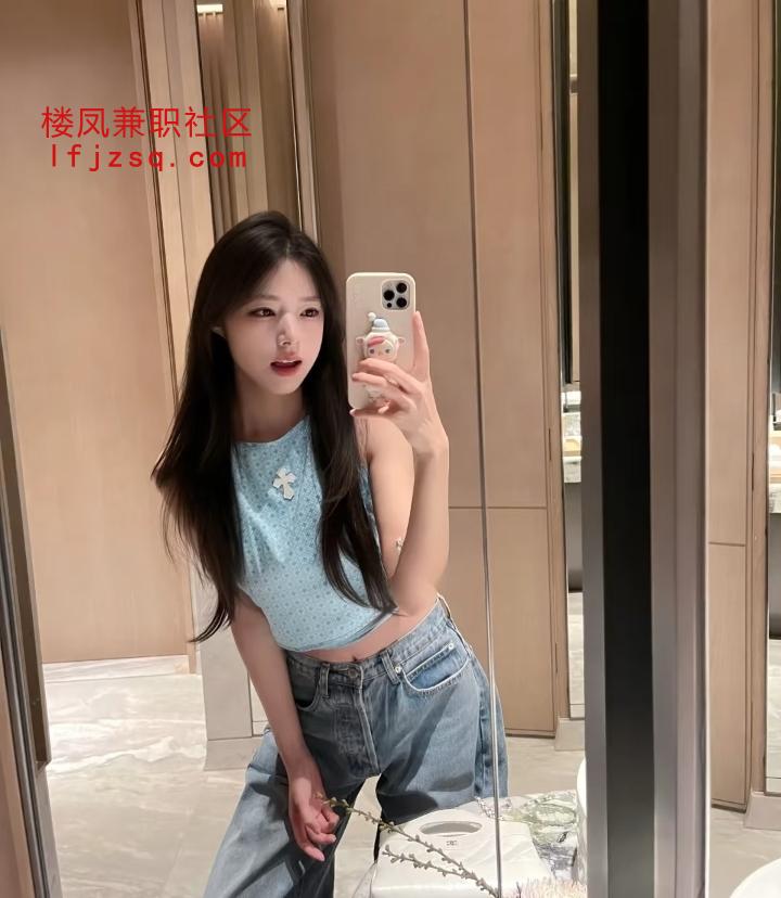 极品反差婊口交，用舌头轻舔龟头，足交深喉