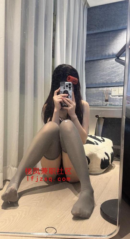重庆刚下海小妹性格温柔 迷情投入粉嫩桃穴，极度敏感易湿