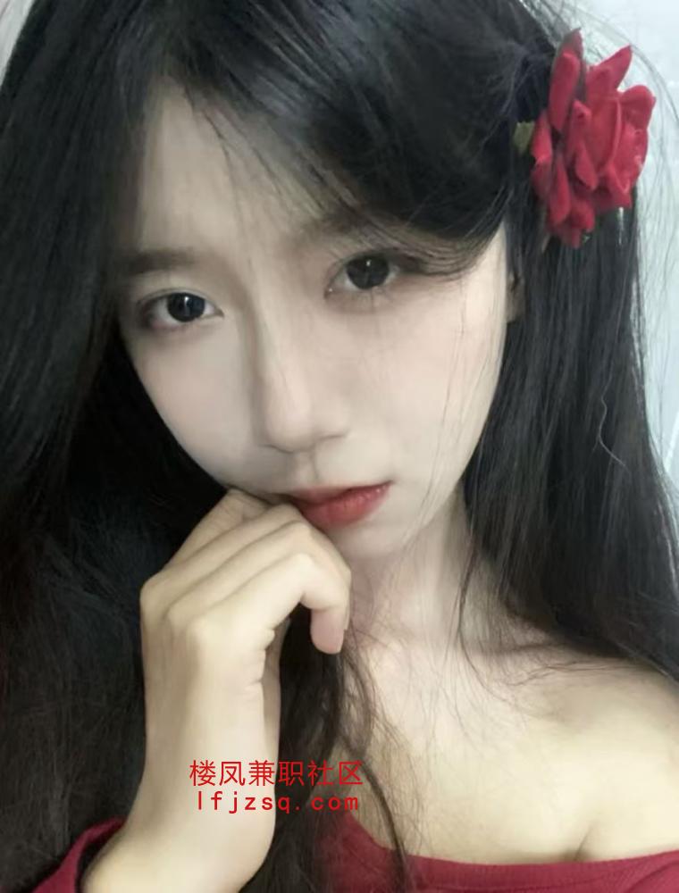 我看着她的大屁股忍不住舔了她的豆豆 我们互舔一会我受不了了带上套就插入了九