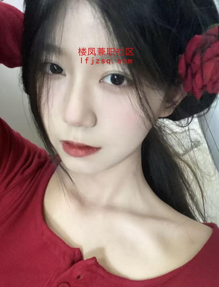 我看着她的大屁股忍不住舔了她的豆豆 我们互舔一会我受不了了带上套就插入了九