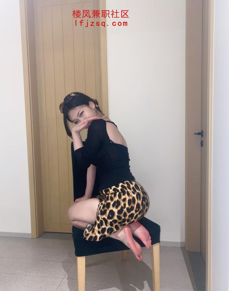 乌鲁木齐嫩妹骚穴很紧插进去一直淫语不断