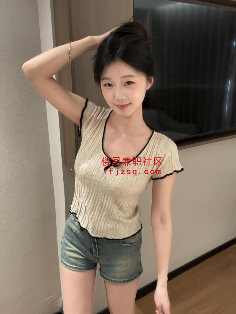 甜美兼职粉嫩学妹各种制服体验