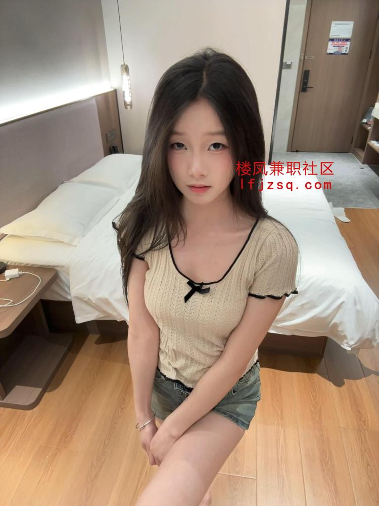 甜美兼职粉嫩学妹各种制服体验