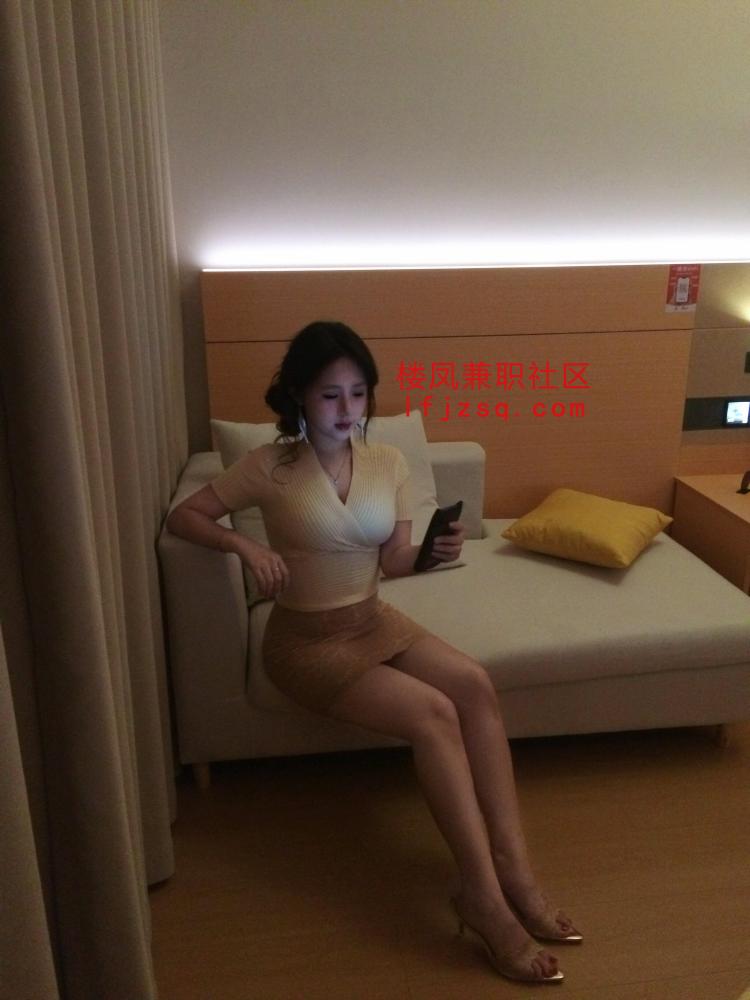 泰安前凸后翘胸大易高潮粉嫩逼紧汁多激情上课