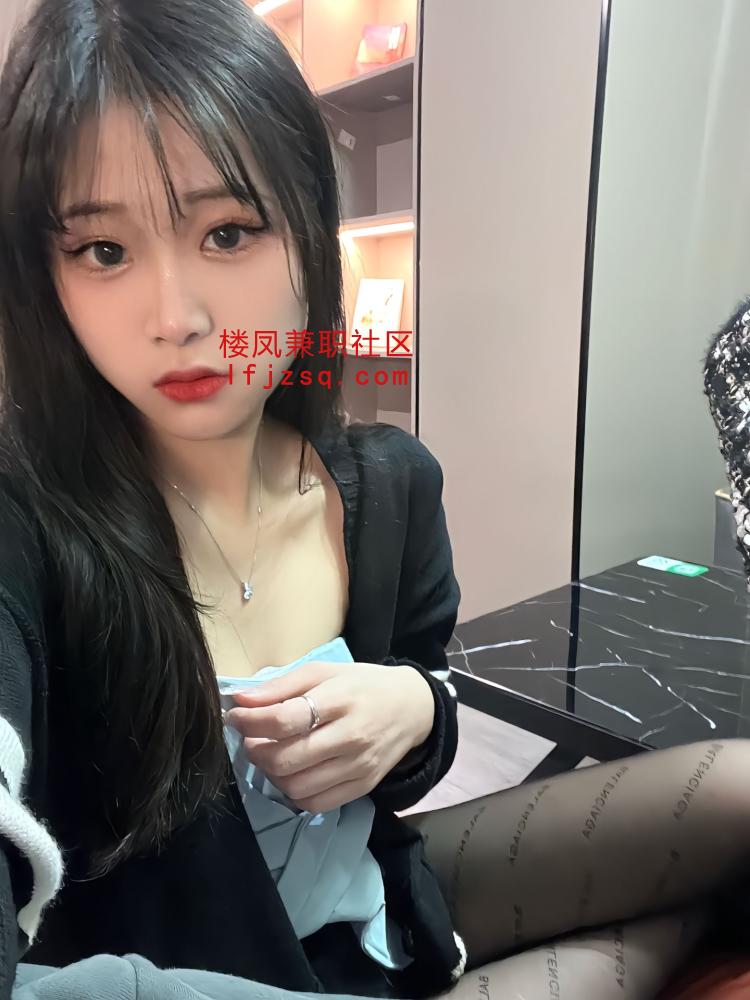 00后闷骚小嫩鸡，随意玩弄可调教