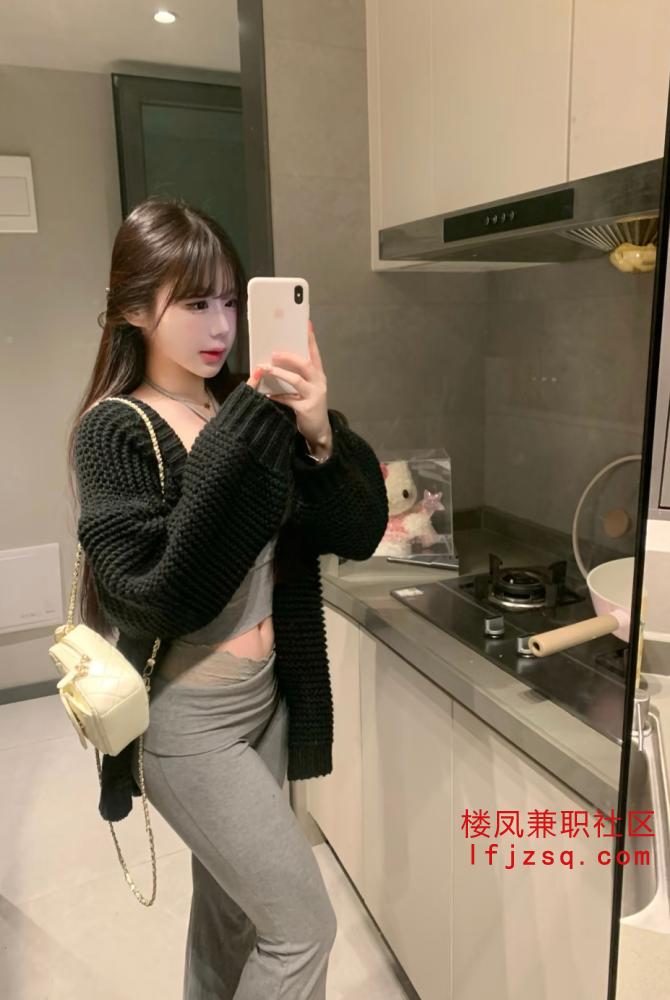 丰满清纯反差婊，粉嫩多汁角色扮演尤物