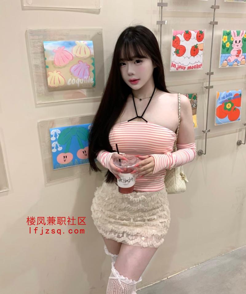 丰满清纯反差婊，粉嫩多汁角色扮演尤物