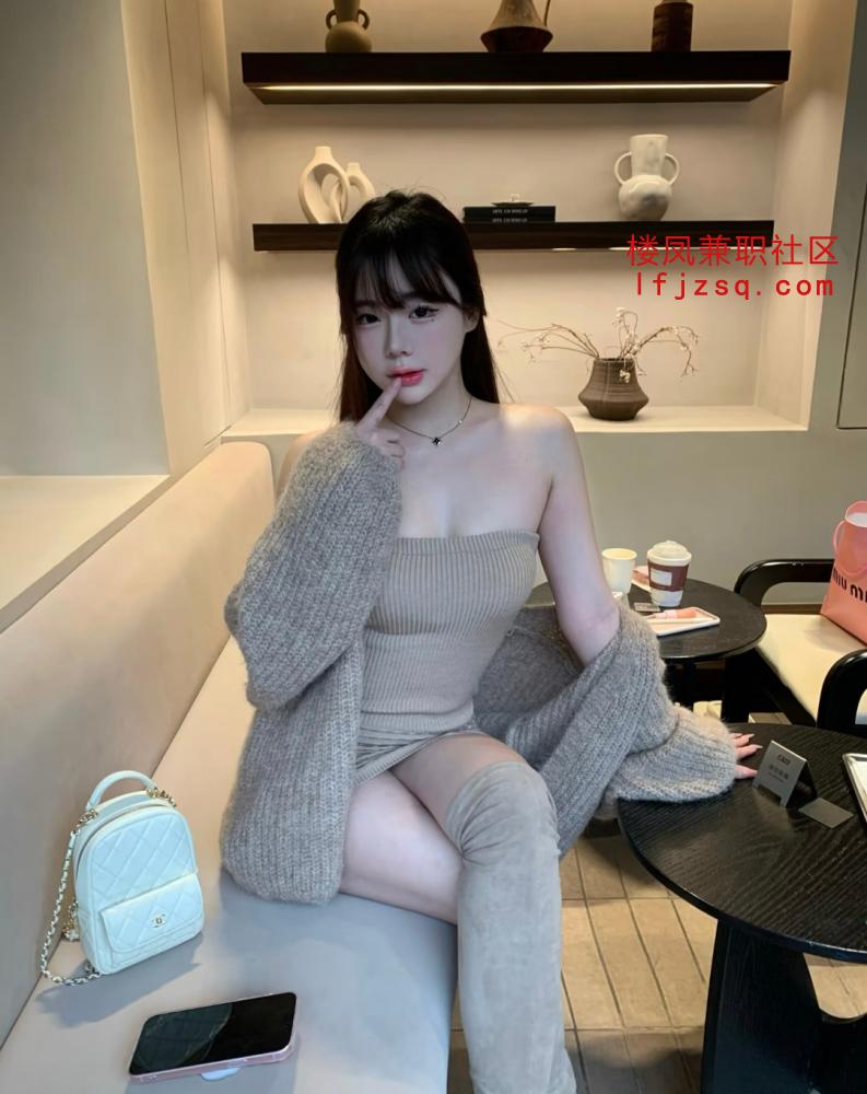 丰满清纯反差婊，粉嫩多汁角色扮演尤物